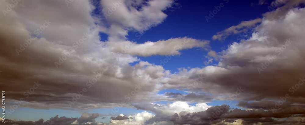 Obraz premium Blue sky with dark stormy clouds