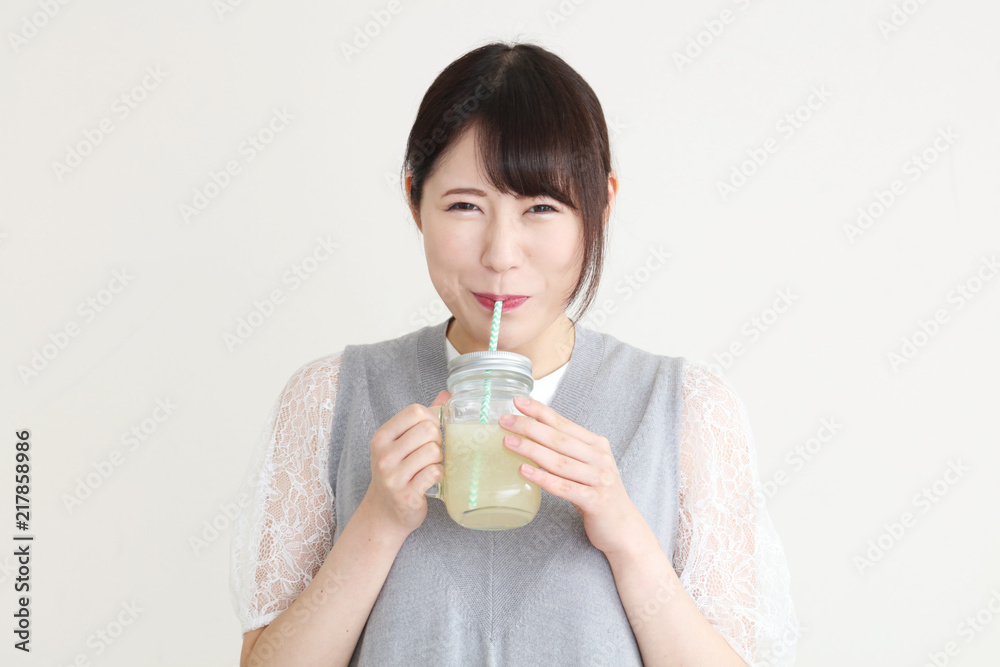 ジュースを飲む女性 ジュースを飲む女性