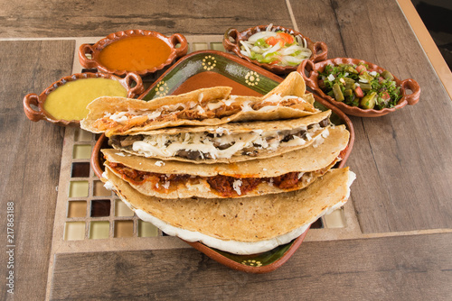 Quesadillas con queso pollo chicharron champiñon con aderezos comida mexicana