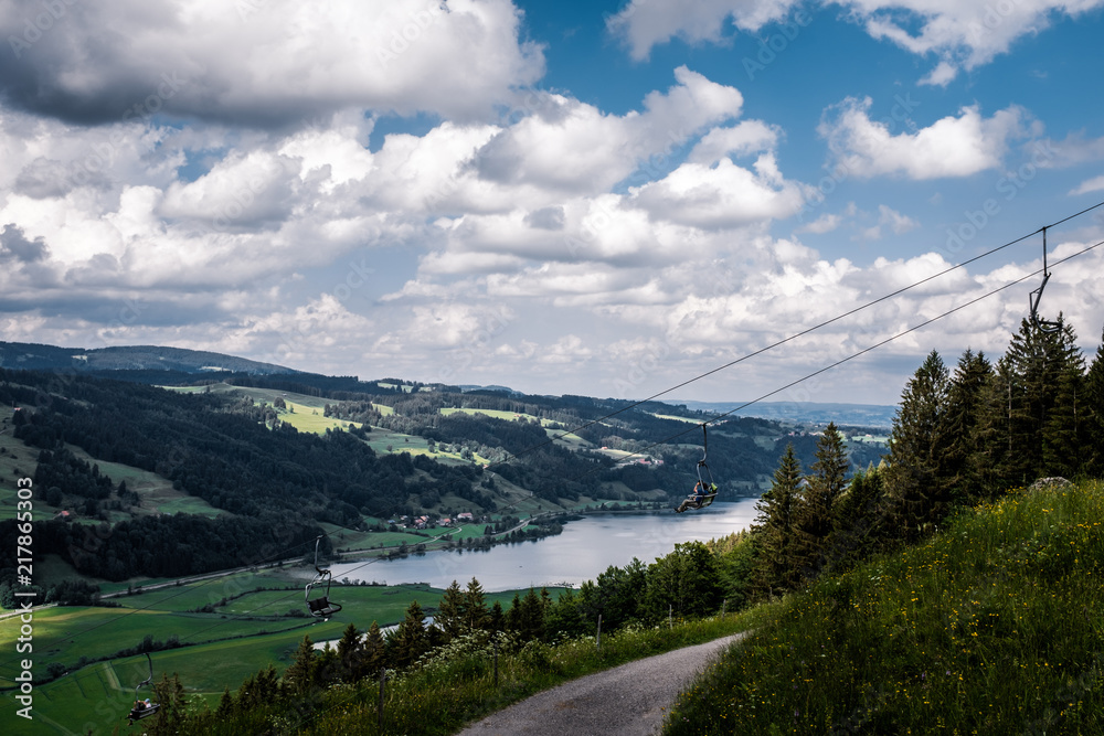 Weg mit Sessellift und Alpsee im Hintergrund, Allgäu
