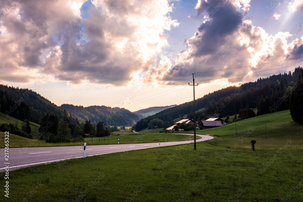 Straße in den Bergen im Sonnenuntergang Straße in den Bergen im Sonnenuntergang