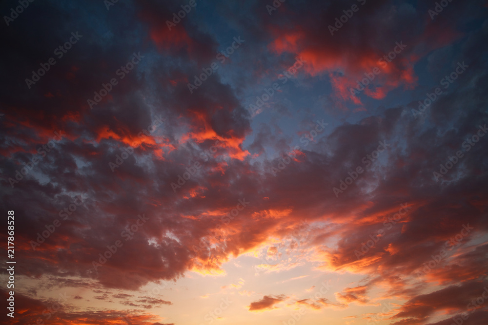Naklejka premium Imponujący dramatyczny zachód słońca na tle przyrody wieczornego nieba