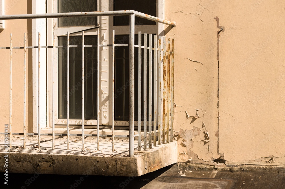 Obraz premium Ruined and rusted balcony of an abandoned house (Pesaro, Italy, Europe)