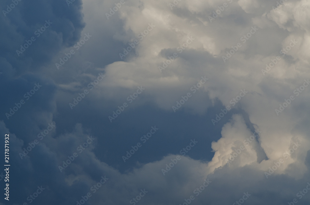 Obraz premium Beautiful cumulus clouds iand sunlight in a blue summer sky