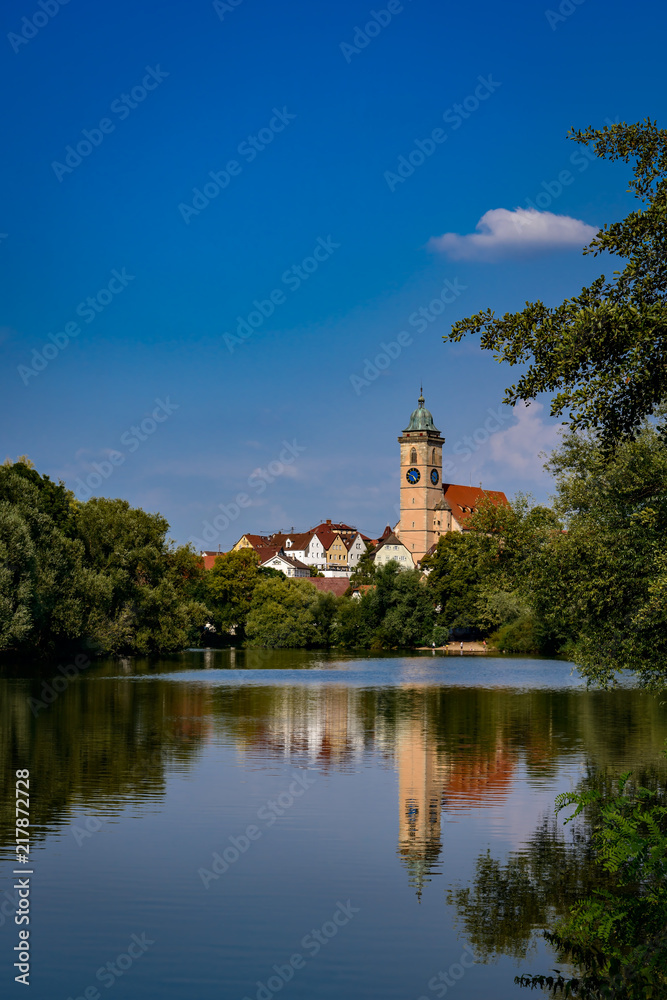 Der Turm der St. Laurentius-Kirche dominiert die Skyline von Nürtingen am Neckar (Blick von Westen)