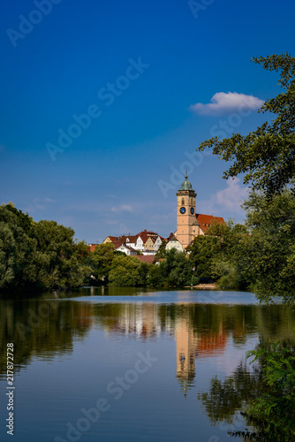 Der Turm der St. Laurentius-Kirche dominiert die Skyline von Nürtingen am Neckar (Blick von Westen) © ebenart