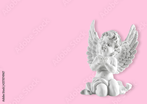 Photo Little white guardian angel pink background