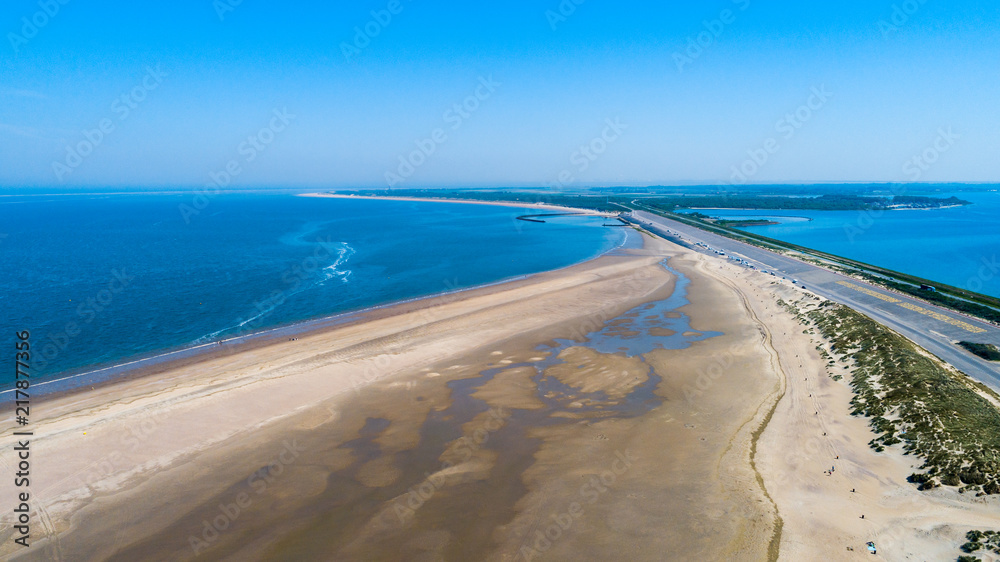 Küstenaufnahme aus der Luft mit verlassenem Strand und Meer und Dünen aufgenommen mit der Drohne als Hintergrund