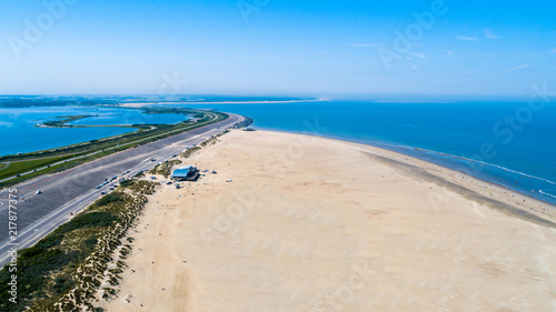 Küstenaufnahme aus der Luft mit verlassenem Strand und Meer und Dünen aufgenommen mit der Drohne als Hintergrund © abasler