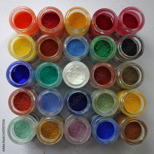 Farbige Pigmente in kleinen Glasfläschchen