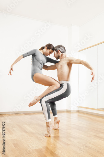 Young beautiful ballett dancer couple posing in studio