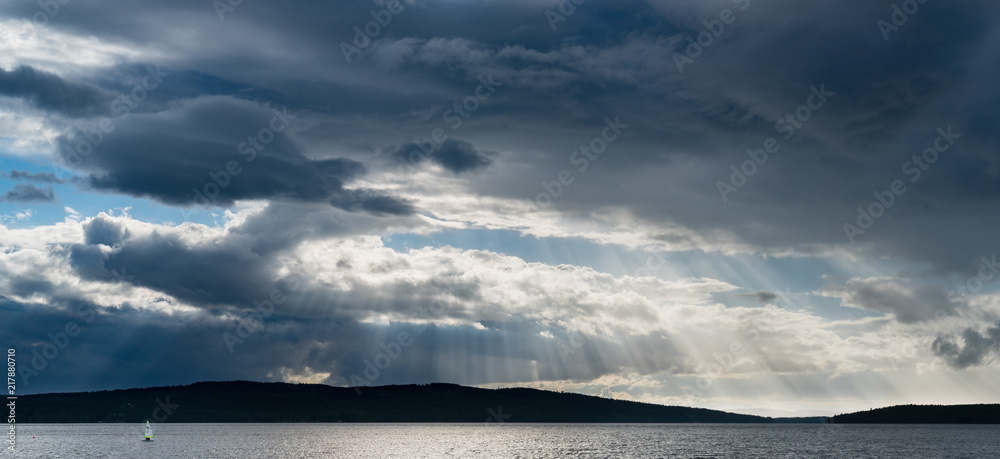 Obraz premium Sailing under dark clouds