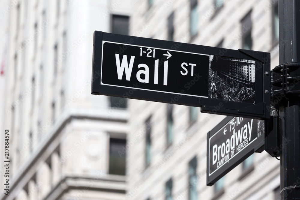 Obraz premium Znak Wall St. Street na dolnym Manhattanie, Nowy Jork, USA.