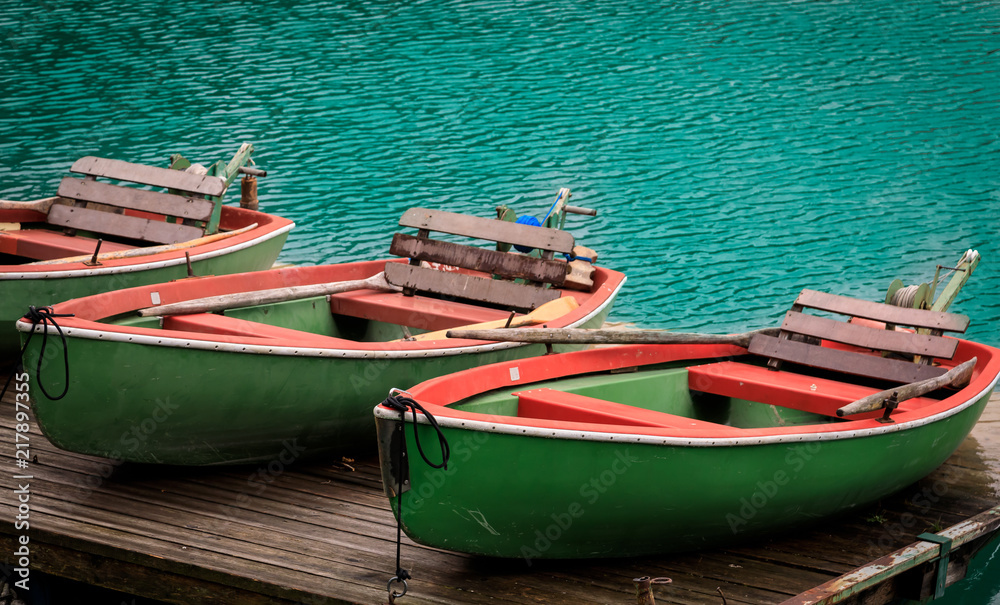 Grüne Ruderboote am Walchensee, Bayern Grüne Ruderboote am Walchensee, Bayern