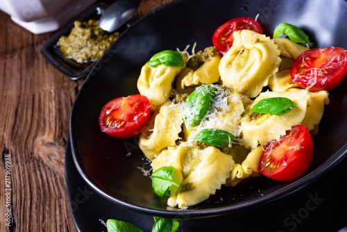 rustic spinach tortellini with cheese and cocktail cocktail tomatoes