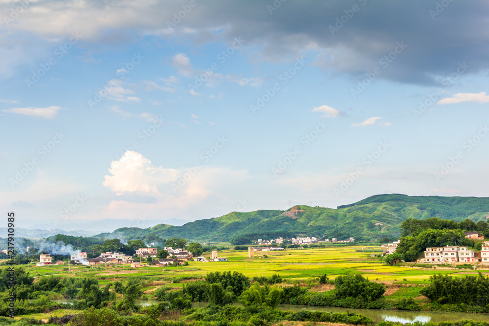 Obraz premium Pastoral villages under blue sky and white clouds