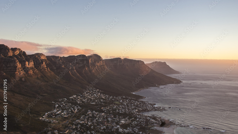 Blick vom Lions Head auf Camps Bay im Sonnenuntergang in Kapstadt Blick vom Lions Head auf Camps Bay im Sonnenuntergang in Kapstadt