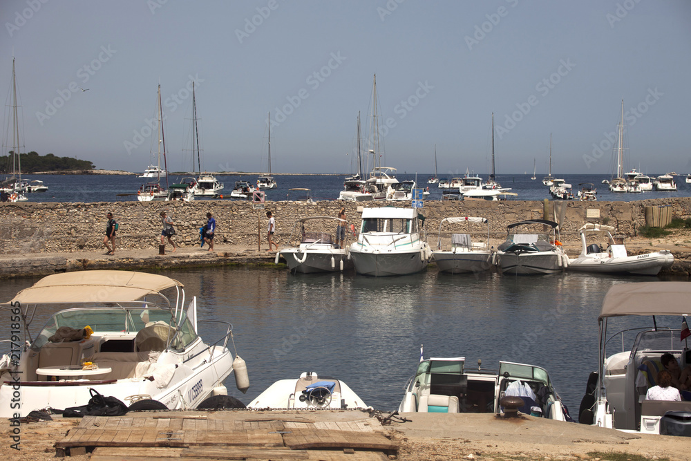 Francia, Cannes,isola di Saint Honorat,imbarcazioni ormeggiate nella baia.