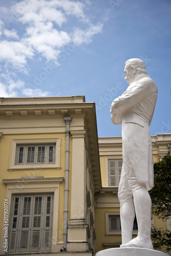 Stamford Raffles Statue in Singapur am Singapore River photo