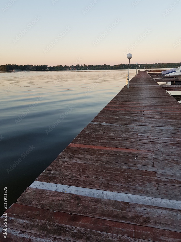 Obraz premium boats and yachts on the dock on the river at sunset