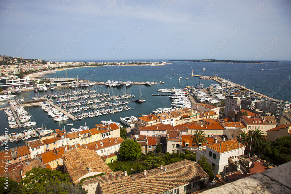 Obraz premium Francia,Cannes, il porto turistico e la città.