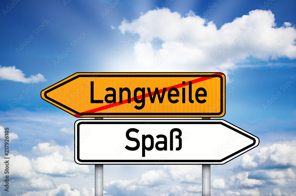 Schild mit Wegweiser und Langeweile und Spaß Schild mit Wegweiser und Langeweile und Spaß