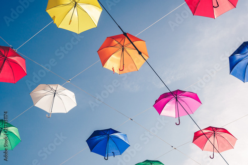 Bunte Regenschirme vor Himmel