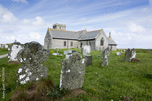 Kirche und Gräber in Cornwall