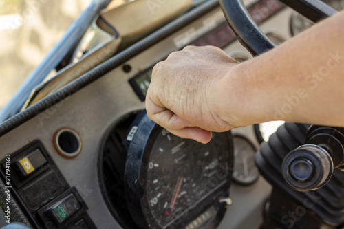 Hand öffnet Fahrtenschreiber im LKW