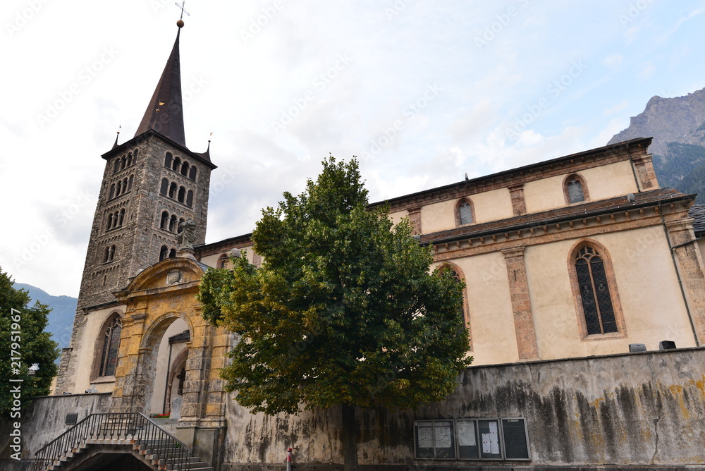Kirche Mariä Himmelfahrt mit Beinhaus in Glis Kanton Wallis