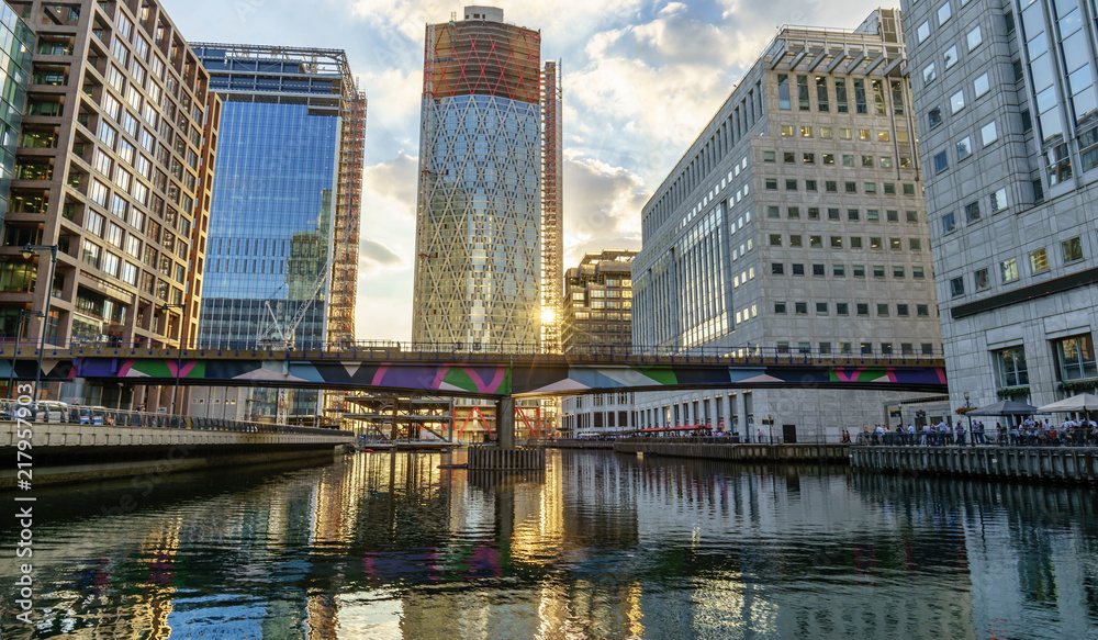 Naklejka premium Office buildings and South Quay footbridge in Canary Wharf, London