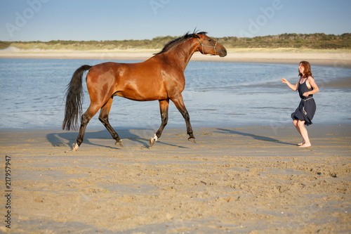 Frau mit Pferd am Meer
