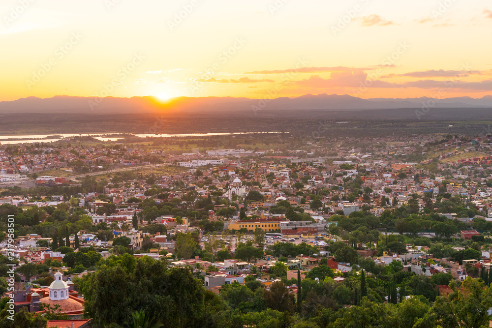 Fototapeta premium San Miguel de Allende widok na miasto o zachodzie słońca lub o zmierzchu