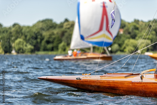 Heck einer klassischen Segelyacht bei einer Regatta photo