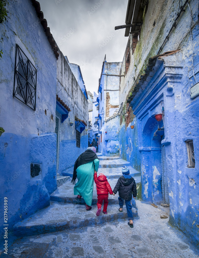 Habitantes de Chefchaouen caminando por sus calles azules
