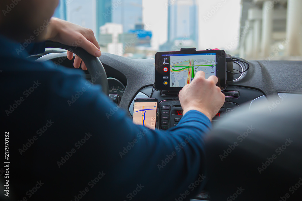 Driver in the car controls the navigator. Driver in the car controls the navigator.