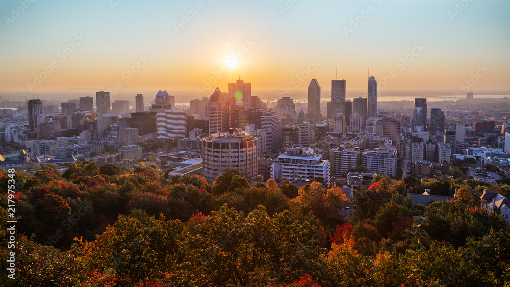 Fototapeta premium Montreal sunrise from Mont Royal