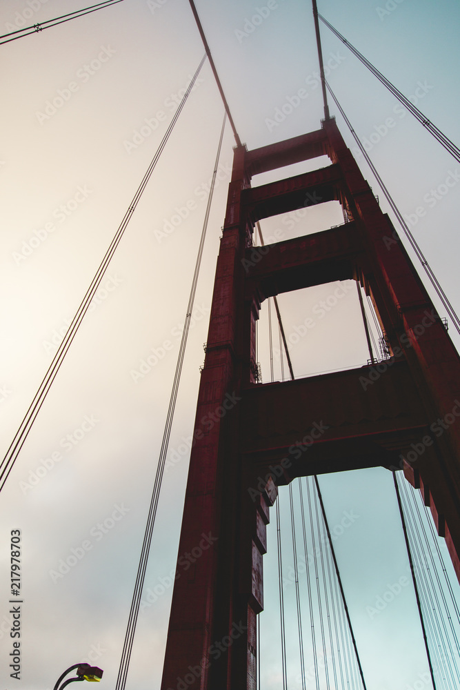 Obraz premium Golden Gate Bridge from below