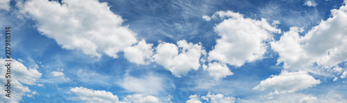 Canvas Print white fluffy clouds on blue sky in summer on sunny day