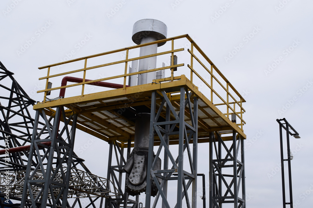 platform for land drilling and oil production platform for land drilling and oil production