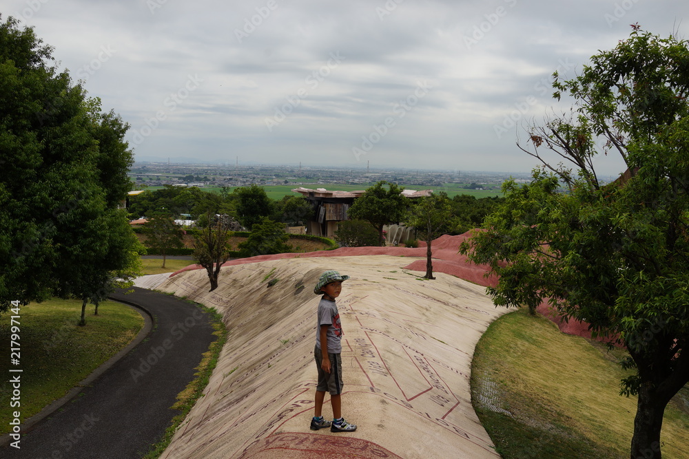Fototapeta premium 養老天命反転地 少年 景色