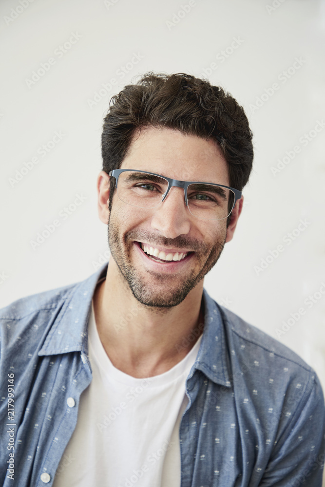 Obraz premium Handsome guy in glasses smiling, portrait