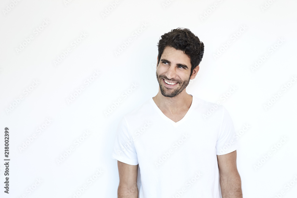 Obraz premium White tee guy smiling and looking away