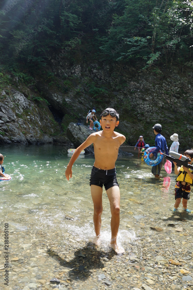 川遊び 夏 男児 少年 泳ぐ 夏休み Stock 写真 Adobe Stock