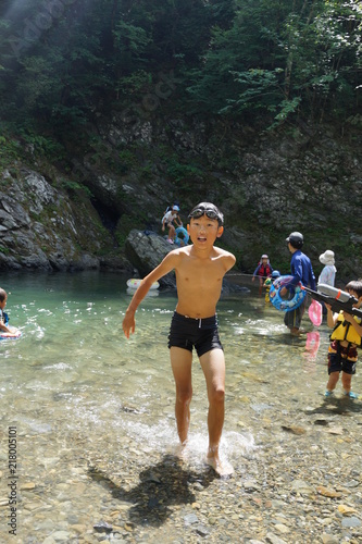 川遊び 夏 男児 少年 泳ぐ 夏休み