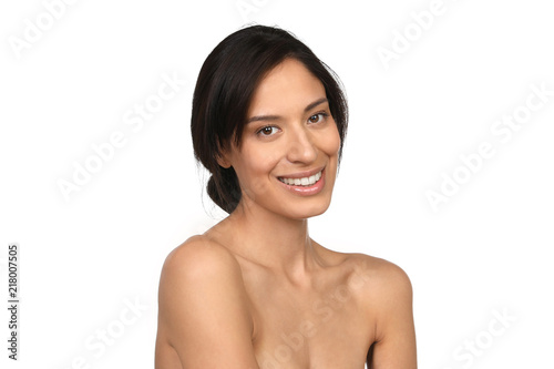 Hübsche junge Frau mit nackten Schultern lacht