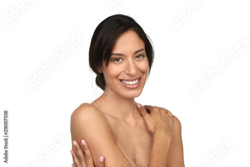 Hübsche junge Frau mit verdecktem nackten Oberkörper lacht