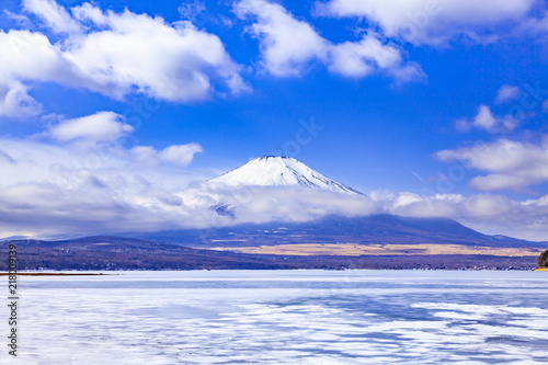 冬の富士山と氷結した山中湖、山梨県南都留郡山中湖村にて © photop5