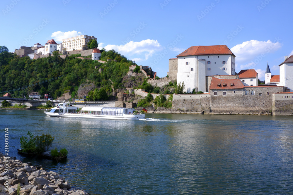 Sapziergang in Passau, Blick auf  Passau Oberhaus, Donau