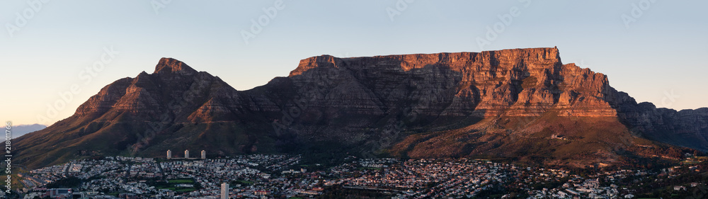 Naklejka premium Table Mountain & Devil's Peak Sunrise z Signal Hill